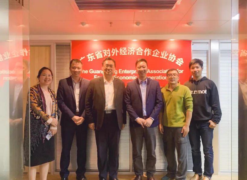 2 月 10 日 廣東省對(duì)外經(jīng)濟(jì)合作企業(yè)協(xié)會(huì)駐莫斯科代表處首席代表&俄羅斯粵商會(huì)會(huì)長(zhǎng)孫繼業(yè)、秘書長(zhǎng)于超先、秘書長(zhǎng)李欽武、正睿咨詢集團(tuán)商業(yè)服務(wù)中心總經(jīng)理武文盛（左3）、項(xiàng)目總監(jiān)譚懿（左2）合影