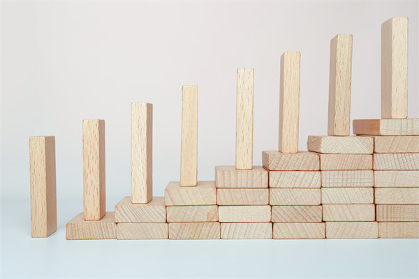 精心制定經(jīng)營策略，確保企業(yè)穩(wěn)健發(fā)展，實現(xiàn)長期盈利