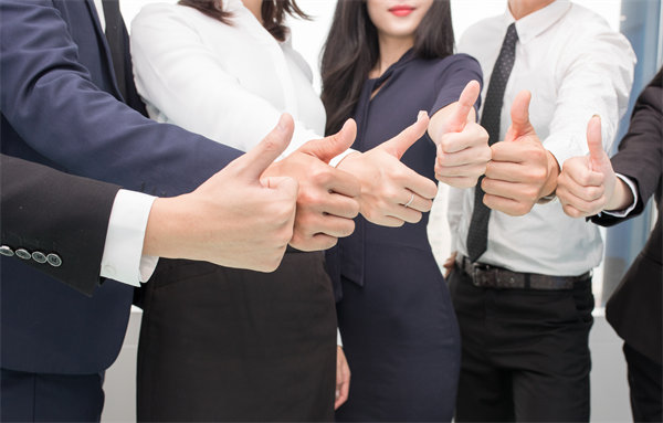 在企業(yè)管理中，專權(quán)式和民主式管理各有哪些優(yōu)缺點？