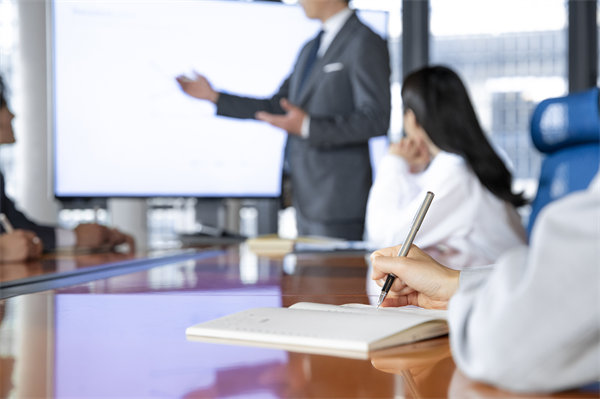 如何保證企業(yè)的年度工作方向與經(jīng)營目標保持一致？