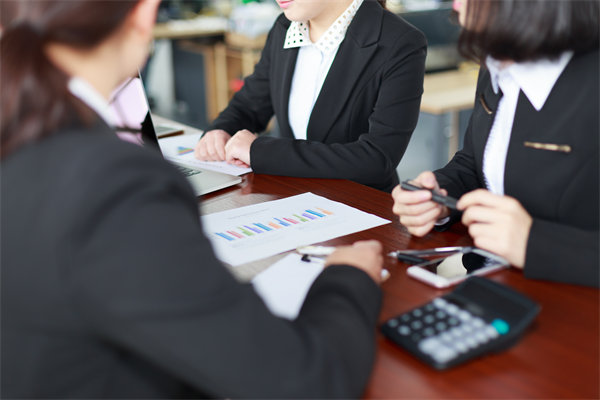 初創(chuàng)企業(yè)如何設定合理的薪酬策略吸引人才？