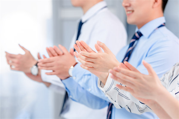 面對人才流失問題，企業(yè)應如何改進人力資源策略？