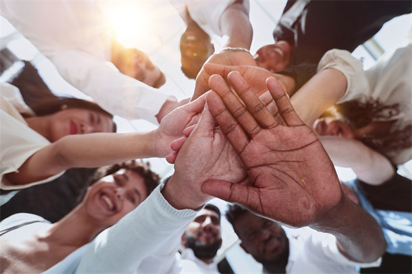 跨國企業(yè)如何管理文化差異以實現(xiàn)全球戰(zhàn)略協(xié)同？
