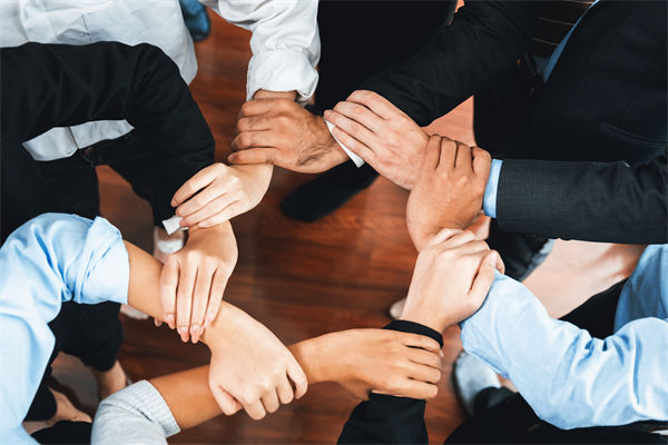 在制定企業(yè)戰(zhàn)略規(guī)劃時(shí)，如何平衡短期與長期目標(biāo)？