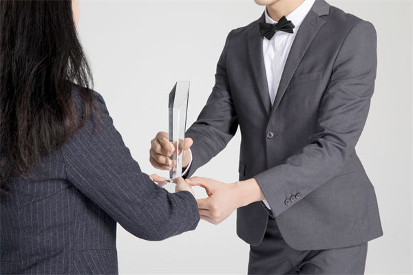 績(jī)效管理中，如何激勵(lì)優(yōu)秀員工，又幫助其提升？