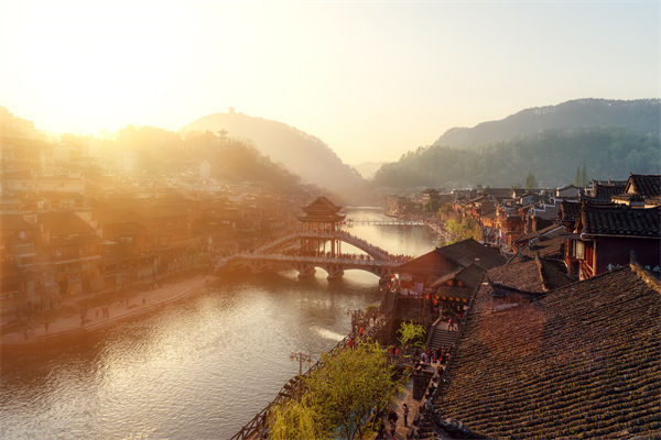 戰(zhàn)略規(guī)劃分析：村民不滿古鎮(zhèn)收門票，指引游客逃票