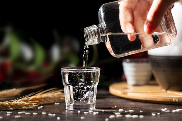 白酒遇冷，集體“降度”，關聯(lián)企業(yè)有何營銷啟示？